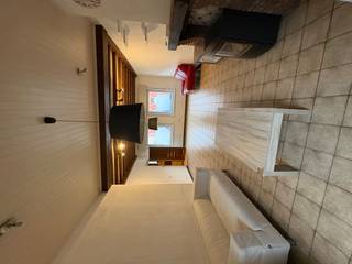 <p>Deze charmante woning in het hart van Moorsele biedt het ideale kader voor een gezin dat ruimte, comfort en praktische mogelijkheden waardeert. Met 4 slaapkamers, een tuin én een handige uitweg, is dit een woning die zowel praktisch als gezellig aanvoelt.</p>

<p><strong>Indeling:</strong><br />Op het gelijkvloers vindt u een inkomhal, apart toilet, ruime living, kelder, berging en een zonnige tuin. De eerste verdieping herbergt de vier slaapkamers, terwijl de tweede verdieping een polyvalente zolderruimte biedt.</p>

<p><strong>Troeven:</strong></p>

<ul><li>
	<p>Eigen uitweg, ideaal voor privacy en extra toegang</p>
	</li><li>
	<p>Aangename tuin voor ontspanning en spel</p>
	</li><li>
	<p>Veel mogelijkheden om te renoveren of uit te breiden</p>
	</li><li>
	<p>Centrale ligging, dichtbij scholen, winkels en lokale voorzieningen</p>
	</li></ul>

<p>Deze woning combineert een warme gezinsvriendelijke sfeer met praktische troeven en een uitstekende ligging. Perfect voor wie een woning wil personaliseren en een gezellige thuis wil creëren in Moorsele.</p>