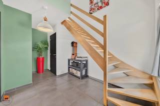 Uiterst rustig gelegen tussen de velden, aan Hogevorst 29, stellen wij u graag deze ruime woning voor op een perceel van ca. 2.800 m². Rust, ruimte en genieten vormen hier de rode draad: van het prachtige uitzicht over de achterliggende velden en de ruime tuin tot de volwaardige leefruimtes binnenshuis.<br /><br />De woning werd gebouwd in 2017, is asbestveilig en geniet van een centrale, maar tegelijk landelijke ligging. Het EPC bedraagt een schitterende score met label A. <br /><br />Bovendien bevindt de woning zich op slechts enkele minuten van het centrum van Bassevelde, waar winkels en dagelijkse voorzieningen vlot bereikbaar zijn.<br /><br />Op het gelijkvloers beschikt de woning over een riante inkomhal met afzonderlijk gastentoilet, een lichtrijke leefruimte met open keuken, een volwaardige slaapkamer en een naastgelegen badkamer met ligbad. Aansluitend aan de keuken bevinden zich een praktische berging en een aparte wasplaats.<br /><br />De verdieping omvat drie ruime slaapkamers, een tweede badkamer met inloopdouche en een zolderluik. <br /><br />Parkeren kan zowel in de inpandige garage als op de ruime oprit, die afgesloten wordt met een poort.<br /><br />Ook buiten is het volop genieten. Het ruime perceel biedt volledige privacy, een prachtig landelijk uitzicht en tal van mogelijkheden om het buitenleven optimaal te beleven.<br /><br />Bent u op zoek naar rust en ruimte in een moderne woning met een landelijke toets? Dan is dit zonder twijfel een unieke kans.<br /><br />**De gepubliceerde prijs is een richtprijs. Dit betekent dat u vrij bent om een bod uit te brengen. De verkoper behoudt zich het recht voor om al dan niet op een bod in te gaan. De uiteindelijke verkoop kan pas tot stand komen na aanvaarding van een bod en ondertekening van de compromis.<br /><br />Nieuwsgierig naar meer? Contacteer ons via 0472/98.16.29 (WhatsApp bij afwezigheid) of via immovercruysse.verkoop@gmail.com.