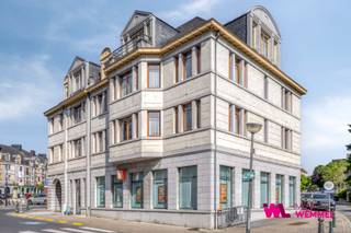 Op een toplocatie aan de gegeerde Markt van Wemmel bevindt zich dit instapklare en uitstekend onderhouden appartement op de eerste verdieping, vlot bereikbaar met de lift. Dit ruime appartement combineert comfort, licht en functionaliteit op een ideale manier.<br />Via de inkomhal met gastentoilet betreedt u de lichtrijke leefruimte met gezellige eetplaats en een extra hoek die perfect dienst kan doen als bureau, leesruimte of bibliotheek. Grote raampartijen zorgen voor een aangename sfeer en een mooie natuurlijke lichtinval.<br />De volledig uitgeruste keuken biedt voldoende ruimte voor een ontbijttafel en sluit aan op een praktische berging. Verder beschikt het appartement over twee volwaardige slaapkamers en een verzorgde badkamer.<br />Absolute blikvanger is het uitzonderlijk ruime terras waar u in alle privacy en rust kan genieten van zonnige momenten of gezellige avonden.<br />Extra troeven zijn de ondergrondse garagebox, de privatieve kelder en het gunstige EPC-label B, wat garant staat voor energiezuinig en comfortabel wonen.<br />Een unieke kans voor wie op zoek is naar een ruim, verzorgd appartement op een centrale en gegeerde ligging in Wemmel.