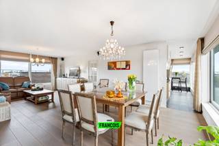 Dit prachtige appartement van 135 m², gelegen op de vierde verdieping, biedt een adembenemend uitzicht op de Leie. Het interieur, volledig...