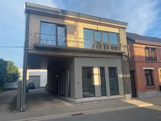 RUIM EN LUMINEUS APPARTEMENT 129M² MET 2 SLAAPKAMERS EN 2 AUTOSTAANPLAATSEN1ste verdieping - ligging in centrum met vlotte bereikbaarheid via N17,...