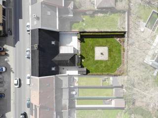 <h1><span>Ruime statige woning (390 m²) op een perceel van 698 m² in centrum ROESELARE </span></h1><h1><span> </span></h1><h1><span>De indeling van deze veelzijdige woning is als volgt: </span></h1><h1><span> </span></h1><h1><span>Gelijkvloers</span><span>:</span></h1><h1><span>inkomhal</span><span>, </span><span>2 slaapkamers (bureau)</span><span>, lichte en open </span><span>leefruimte </span><span>met gaskachel (plaats salon en eetplaats), </span><span>veranda</span><span>, ruime </span><span>leefkeuken</span><span>, praktische bijkeuken/</span><span>wasplaats </span><span>en </span><span>kelder</span><span>.</span></h1><h1><span>Ruime inpandige </span><span>garage </span><span>met sectionale poort en aparte inkomdeur.</span></h1><h1><span>Buiten bevindt zich de grote </span><span>tuin </span><span>met </span><span>terras</span><span>.</span></h1><h1><span> </span></h1><h1><span>Eerste verdieping</span><span>: </span></h1><h1><span>4 </span><span>(slaap)</span><span>kamers </span><span>waarvan 2 reeds ingericht en extra </span><span>bergzolder</span><span>.</span></h1><h1><span> </span></h1><h1><span>Troeven </span><span>: </span></h1><h1><span>+ Mogelijkheid tot creëren extra kamers</span></h1><h1><span>+ Betonnen gewelven</span></h1><h1><span>+ Mog. kangoeroe woning </span></h1><p><span> </span></p>