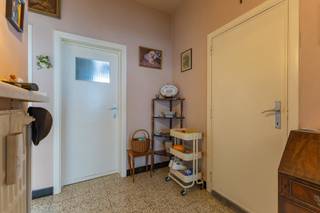 Immo Pické biedt U dit uiterst gunstig gelegen appartement aan in de onmiddellijk omgeving van winkels, openbaar vervoer, scholen en de belangrijkste verbindingswegen. Het appartement bestaat uit een inkomhal, een lichtrijke woonkamer met eetkamer, een keuken, een badkamer, een toilet en een slaapkamer. Daarnaast beschikt dit appartement over 2 kelders, een garage en een koer achter het gebouw. GEEN maandelijkse lasten.