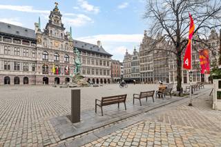 <p>In het hart van de Koekestad, op slechts een boogscheut verwijderd van de befaamde Vrijdagmarkt, Grote Markt én de Groenplaats vind je deze parel van een opbrengsteigendom terug. Gelegen in een historische maar vooral levendige straat die zich uitstrekt door het oude, bruisende stadscentrum. Terwijl het commercieel gelijkvloers uitkijkt naar een gedreven ondernemer die hier zijn droom realiseert, slapen de airbnb gasten op hun twee oren in de 4 trendy bovenliggende appartementen. De unit op de bovenste verdieping werd voorzien van 1 slaapkamer, een zonnige leefruimte met open keuken, moderne badkamer en een apart toilet. De overige appartementen bevatten maar liefst 2 slaapkamers.</p>
<p>Dit alles bovendien verpakt in een uiterst stijlvol jasje! Word jij de nieuwe eigenaar van deze interessante maar vooral betrouwbare investering?</p>
<p><strong>Pro forma huur: </strong>€ 7000/maand wat zorg voor € 84.000 op jaarbasis. Dit resulteert in een <strong>rendement van 4%.</strong></p>
<p><strong>Mogelijkheid tot aankopen met vergunning voor een bedrag van € 1.950.000,00.</strong></p>
<p><strong>Technische gegevens:</strong> Elektriciteit conform! Kelder en lift aanwezig. Centrale verwarming op gas (collectief), HR-beglazing in aluminium.</p>
<p><strong>Stedenbouwkundige inlichtingen en bodemattest aanwezig. Asbestattest in aanvraag. Bevindt zich niet in een risicozone voor overstromingen (P- en G-score C). Renovatieverplichting niet van toepassing.</strong></p>