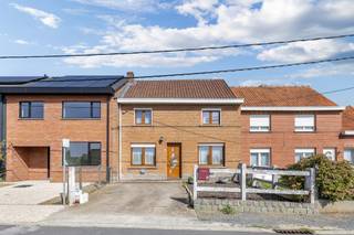 <p>In Roosdaal, op wandelafstand van winkels, scholen en openbaar vervoer, vindt u deze te renoveren woning met tuin en oprit, gelegen op een perceel van 468 m². Op het gelijkvloers vindt u een lichtrijke woonkamer van 30 m², een aparte eetkamer van 10 m² en een vernieuwde keuken van 10 m² Achteraan vinden we nog de gezellige veranda van 26 m², die uitgeeft op de tuin. De ruime garage van 38 m² biedt bijkomende bergruimte. Op de bovenverdieping treft u drie slaapkamers aan, met respectievelijke oppervlaktes van 12 m², 16,5 m² en 7 m², aangevuld met een badkamer van 8 m² met bad, toilet en enkele lavabo. Zolder en kelder aanwezig. Het EPC-label is E (474 kWh/m²), renovatieplicht. Rustig gelegen, maar toch nabij invalswegen richting onder meer Aalst, Ninove en Brussel. Stedenbouwkundige inlichten en maatregelenregister in aanvraag.</p>