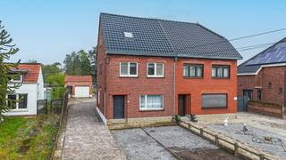 Stap binnen in deze volledig vernieuwde halfopen woning, gelegen op een uitstekende locatie in Heusden-Zolder. Met een bewoonbare oppervlakte van 141 m², vier slaapkamers en een praktische indeling biedt deze woning volop ruimte en comfort voor gezinnen. Dankzij de centrale ligging bevindt u zich bovendien op wandelafstand van het centrum, scholen en het ziekenhuis.<br /><br />Bij binnenkomst komt u terecht in de inkomhal, die toegang biedt tot de verschillende leefruimtes. De woning werd volledig vernieuwd en is dan ook instapklaar. De aangename leefruimtes bieden voldoende plaats voor een gezellige zithoek en eetruimte, waardoor hier een fijne plek ontstaat om samen te komen en te genieten.<br /><br />De keuken sluit mooi aan bij de leefruimte en vormt een praktische plek voor het dagelijkse gezinsleven. Dankzij de vernieuwde afwerking geniet u hier van het comfort van een moderne woning, zonder dat er nog grote werken nodig zijn.<br /><br />Op de bovenverdieping bevinden zich maar liefst vier slaapkamers. Hierdoor beschikt de woning over voldoende ruimte voor een gezin, een thuiskantoor of een hobbyruimte. De kamers zijn praktisch in te richten en bieden verschillende mogelijkheden naargelang uw persoonlijke behoeften.<br /><br />Ook op technisch vlak biedt deze woning belangrijke voordelen. Met een EPC-label D valt de woning niet onder de huidige renovatieverplichting. Bovendien is de elektrische installatie conform gekeurd.<br /><br />De ligging is zonder twijfel één van de grote troeven van deze woning. Het centrum van Heusden-Zolder bevindt zich op wandelafstand en ook scholen en het ziekenhuis zijn vlot bereikbaar. Daarnaast zorgen de nabijgelegen voorzieningen en verbindingswegen voor een uitstekende bereikbaarheid.<br /><br />Pluspunten:<br />- Volledig vernieuwde halfopen woning<br />- Bewoonbare oppervlakte van 141 m²<br />- 4 volwaardige slaapkamers<br />- EPC-label D – geen renovatieverplichting<br />- Elektrische keuring conform<br />- Centrum op wandelafstand<br />- Scholen en ziekenhuis in de nabije omgeving<br />- Ideale gezinswoning<br /><br />Maatregelen opgenomen in het Maatregelenregister: nee<br /><br />Voor een bezichtiging ter plaatse of meer info, bel ons op 078/78.78.70, of kom gewoon binnen op ons kantoor, steeds welkom!
