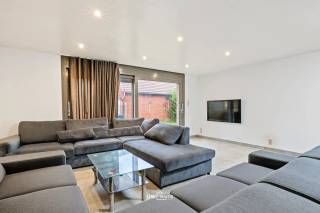 Op zoek naar een instapklare halfopen bebouwing waar u zich meteen thuis voelt? Deze woning combineert comfort, energiezuinigheid en ruimte op een perceel van 232 m², met een bewoonbare oppervlakte van 182 m².<br />De woning telt 4 ruime slaapkamers, een vernieuwde keuken en twee toiletten, ideaal voor een gezin. Dankzij de zongerichte zuidwestelijke oriëntatie genieten de leefruimtes de hele dag van veel natuurlijk licht. Twee extra zolders — waarvan één perfect bewoonbaar en één boven de garage — bieden volop opslag- of uitbreidingsmogelijkheden.<br />Energetisch scoort deze woning uitstekend met EPC-label A: dakisolatie van 12 cm, muur- en vloerisolatie, driedubbele beglazing en een condensatieketel zorgen voor een lage energiefactuur. De elektriciteit is conform tot 2049, en elektrische rolluiken verhogen zowel comfort als veiligheid. De stevige betonnen constructie garandeert duurzaamheid voor de toekomst.<br />Praktisch gezien beschikt u over een garage voor 1 wagen en een oprit voor 1 wagen, zodat parkeren nooit een probleem is. De ligging dichtbij alle mogelijke voorzieningen — winkels, scholen en openbaar vervoer — maakt dit huis helemaal af.<br />Een energiezuinige, instapklare woning met deze troeven vindt u niet elke dag. Contacteer ons snel voor een bezoek, want deze kans is zeldzaam op de markt. Bel ons op het nummer: 052/46.38.03 of info@uw-huis.be.