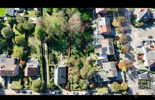 <p><span>Bouwgrond met een oppervlakte van 796m² met zuidgerichte achterzijde in Kapellen.</span></p><p><span>Op zoek naar een bouwgrond om uw droomwoning te realiseren?<br />In de Oude weg ter hoogte van nummer 40 in Kapellen bieden wij dit mooie perceel aan.</span></p><p><span>De bouwgrond heeft een breedte van 16 meter en een diepte van 57 meter. </span></p><p><span>Dankzij de zuidelijke oriëntatie van de achtergevel geniet u optimaal van de zon in de toekomstige tuin en leefruimtes.</span></p><p><span> </span></p><p><span>Plaatsing </span></p><p><span>- Voorgevel op minimum 6,00 meter uit de voorste perceelsgrens of in lijn met andere woningen of volgens rooilijnplan </span></p><p><span>- Zijgevels op 3,00 meter van de zijdelingse perceelsgrenzen </span></p><p><span> </span></p><p><span>Bouwdiepte </span></p><p><span>- Gelijkvloers 17,00 meter, indien er nog 10,00 meter tuin blijft </span></p><p><span> </span></p><p><span> bouwhoogte </span></p><p><span>- Kroonlijst maximum 7,00 meter en nok maximum 12,00 meter hoog, bij een plat dak maximum 7,00 meter hoog </span></p><p><span> </span></p><p><span>Bouwbreedte </span></p><p><span>- </span><span>minimum 8,00 meter </span></p><p><span> </span></p>