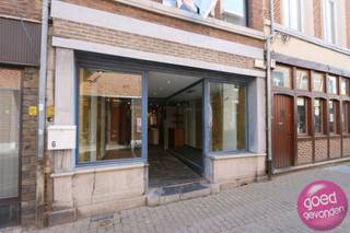 <strong>MAISON COMMERCIALE EN PARFAIT ETAT EN PLEIN CENTRE</strong><br /><br />Au cœur de la ville, dans une rue commerçante animée et à deux pas de la Grand-Place, se trouve cette charmante maison commerciale. La façade authentique de 1850 attire immédiatement l’attention et confère au bâtiment un cachet unique.<br /><br /><strong>TRÈS FRÉQUENTÉ<br /></strong><br />+ juste en face du supermarché local<br />+ à quelques pas de la Grand-Place<br /><br /><strong>RÉNOVATIONS</strong> – Tant l’espace commercial au rez que l’habitation aux étages ont été entièrement rénovés et sont prêts à être occupés.<br /><br />+ En 2000, des rénovations structurelles en profondeur ont été réalisées, remplaçant tous les planchers intermédiaires par du béton solide<br />+ En 2013, installation d’une nouvelle cuisine, salle de bain, spots intégrés, fenêtres en PVC, chaudière à haut rendement au gaz et isolation supplémentaire du toit<br /><br /><strong>AVANTAGE SUPPLÉMENTAIRE<br /></strong><br />Espace cave sous l'entièreté du bâtiment, offrant des possibilités techniques, permettant une adaptation facile des installations électriques et sanitaires au rez-de-chaussée, rendant l’espace commercial très flexible.<br /><br /><strong>REZ<br /></strong><br />+ grande vitrine couverte<br />+ vaste espace commercial avec armoires intégrées, cabines d’essayage, miroirs, spots, chauffage et climatisation<br />+ cour orientée plein sud avec beaucoup d’intimité<br /><br /><strong>PREMIER ÉTAGE<br /></strong><br />+ grand séjour avec cuisine ouverte<br />+ cuisine entièrement équipée<br />+ grande chambre calme à l’arrière<br />+ salle de bain<br />+ local technique/rangement<br /><br /><strong>DEUXIÈME ÉTAGE<br /></strong><br />+ très grande deuxième chambre<br /><br /><strong>GRENIER<br /></strong><br />+ accessible par escalier fixe<br />+ possibilité d’aménager une troisième chambre<br /><br /><strong>TOUS LES ATOUTS EN UN COUP D’ŒIL</strong><br /><br />+ Emplacement idéal dans une rue commerçante, en face du supermarché (fort passage)<br />+ Partie commerciale et habitation prêtes à l’emploi<br />+ Façade authentique avec du caractère<br />+ Rénovations complètes réalisées<br />+ Cour orientée au sud<br />+ Sous-sol complet avec nombreuses possibilités fonctionnelles<br /><br /><strong>Pour infos et visites TEL 012 744 844 MAIL info@goed-gevonden.be</strong>