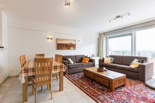 <strong>Gemeubeld appartement met 2 slaapkamers te huur in De Panne</strong><br /><br />Bent u op zoek naar een instapklaar en gemeubeld appartement op een toplocatie voor tweede verblijf? Dan is dit lichtrijke appartement, gelegen in de levendige winkelstraat ideaal voor wie comfortabel wil wonen op wandelafstand van winkels, horeca en alle dagelijkse voorzieningen. Dit appartement biedt ook de mogelijkheid om nog een garage bij te huren. <br /><br /><strong>Indeling</strong><br /><br />Het appartement beschikt over een ruime en zonnige leefruimte met een open, volledig uitgeruste keuken die uitgeeft op een aangenaam terras. Verder zijn er twee volwaardige slaapkamers en twee badkamers: één met een douche en één met een ligbad, wat zorgt voor extra comfort.<br /><br /><strong>Troeven</strong><br /><br />- Mogelijkheid om een garage bij te huren: €125/maand<br />- Gelegen aan de winkelstraat<br />- Te huur als tweede verblijf<br /><br /><br />Interesse?<strong> </strong>Neem gerust contact met ons op voor meer informatie of een bezichtiging.<br /><strong>Contact: </strong>Soraya: soraya@servimoholidays.be / 058/22.41.70