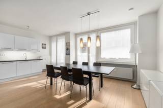 <p>Te koop: ruim appartement in het centrum van Oostende op wandelafstand van de zeedijk, het centrum en openbaar vervoer.</p>

<p> </p>

<p>Dit appartement biedt een comfortabele indeling met drie slaapkamers en twee badkamers, ideaal voor gezinnen, wie extra ruimte zoekt en vakantieverhuur. Gelegen in een levendige, toeristische zone met alle voorzieningen binnen handbereik, geniet u van een centrale ligging nabij winkels en de kust. Het EPC-label B zorgt voor een energiezuinige woonervaring.</p>

<p> </p>

<p>Belangrijkste ruimtes:<br />• Living met aangename lichtinval en voldoende ruimte voor een eet- en zithoek.<br />• Volledig uitgeruste keuken<br />• Inkomhal die toegang geeft tot de verschillende vertrekken.<br />• Drie slaapkamers, elk met voldoende ruimte voor slaapcomfort.<br />• Twee badkamers: één met douche en enkel wastafel, één met douche en dubbele wastafel in meubel.<br />• Berging voor extra opslag.</p>

<p> </p>

<p>Troeven:<br />• Centrale ligging in het hart van Oostende.<br />• Energiezuinig dankzij EPC-label B.<br />• Drie volwaardige slaapkamers en twee badkamers.</p>

<p> </p>

<p>Wenst u meer info? Contacteer Charlotte via 059 70 00 99 of Charlotte@eraservimo.be</p>