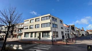 Lichtrijk gerenoveerd hoekappartement met 2 volwaardige slaapkamers, vlakbij het centrum van Knokke. Indeling: Inkomhal. Ruime leefruimte met eetplaats. Halfopen volledig uitgeruste keuken. Praktische berging. Twee volwaardige slaapkamers. Badkamer (lavabo, douche en toilet). Mogelijkheid tot aankopen van een parkeerplaats in de residentie. Kleine mede-eigendom. Contacteer ons om een bezoek in te plannen.