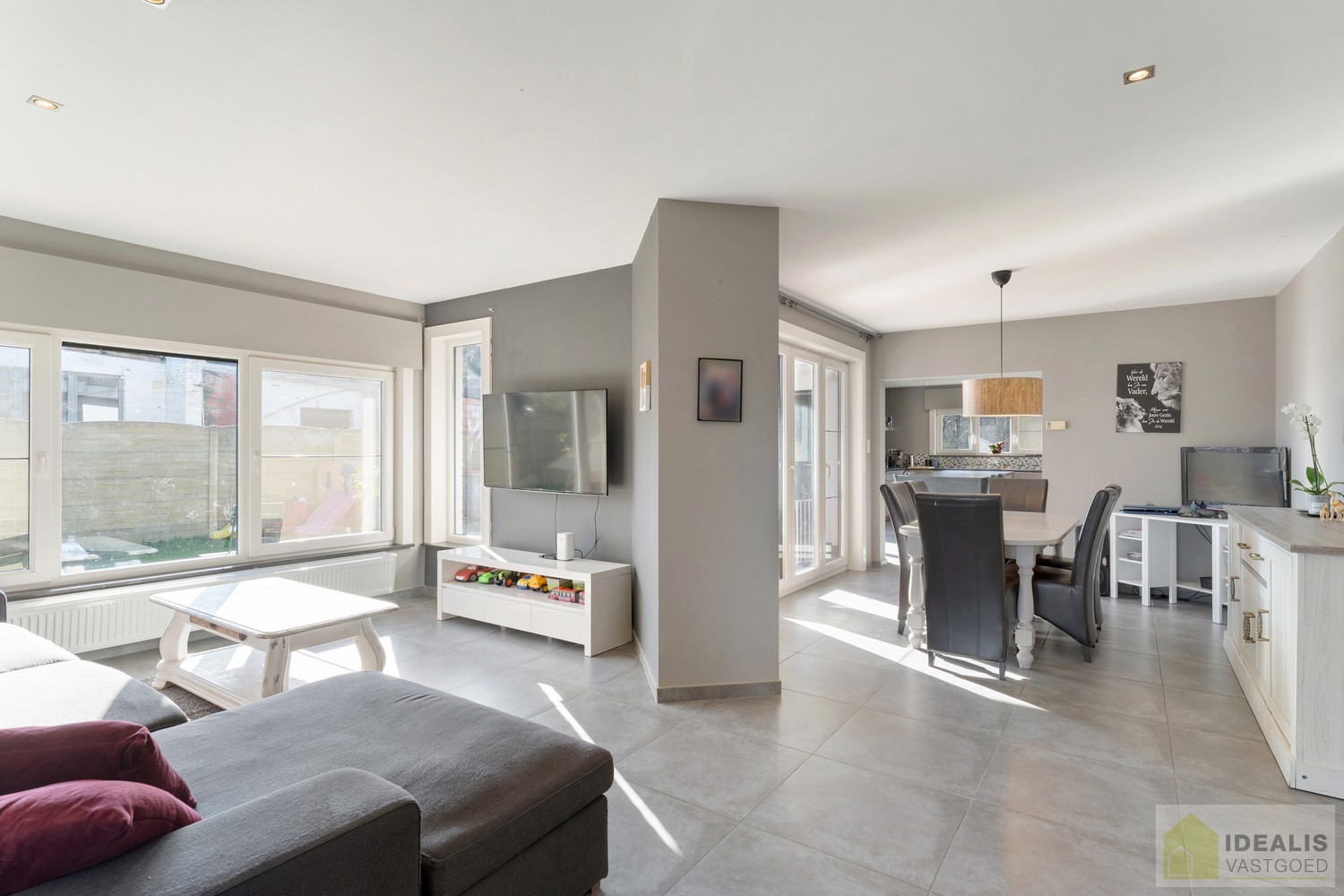 IDEALIS VASTGOED - CHARMANTE INSTAPKLARE GEZINSWONING MET EEN LICHTRIJKE LEEFRUIMTE, MODERNE OPEN KEUKEN MET KOOKEILAND, 3 RUIME SLAAPKAMERS EN BADKAMER. DE WONING IS GELEGEN OP EEN PRACHTIG PERCEEL VAN 12A 68CA! Deze knappe bungalow omvat een aangename 1 - foto 4