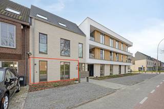 <p>NIEUWBOUW TE KOOP ONDER REGISTRATIERECHTEN<br />Ontdek dit prachtig nieuwbouwappartement (bouwjaar 2025, waarbij de verkoop mogelijk is onder registratierechten ipv BTW), gelegen aan de Handelslei 268 te Zoersel. <br /><br />Dit stijlvolle gelijkvloers appartement combineert hedendaags comfort met een praktische indeling en een aangename buitenruimte, ideaal voor wie op zoek is naar rustig en kwalitatief wonen.</p>
<p>Met een bewoonbare oppervlakte van ca. 90 m² beschikt het appartement over een lichtrijke leefruimte met grote raampartijen en een volledig open, ingerichte keuken. De grote glaspartijen zorgen voor een aangename lichtinval en een mooie, directe connectie met het terras en de privatieve zuidoostgerichte tuin, waar u optimaal kan genieten van de zon en het buitenleven. <span>Verder kunt u binnen dit project genieten van een grote gemeenschappelijke tuin.</span></p>
<p>Het appartement omvat twee volwaardige slaapkamers, een moderne badkamer met inloopdouche en lavabo, een apart gastentoilet en een praktische berging met aansluiting voor wasmachine en technieken. De indeling is doordacht en biedt een comfortabele woonervaring met voldoende opbergruimte.</p>
<p>Daarnaast is het appartement bijzonder energiezuinig dankzij de aanwezigheid van een warmtepomp en zonnepanelen, wat bijdraagt aan een duurzame woonomgeving.</p>
<p>Een bijkomende troef is dat dit appartement wordt verkocht onder registratierechten.</p>
<p>Tot slot is er een ondergrondse autostaanplaats met bijhorende berging verplicht aan te kopen voor €33.000<br /><br />Voor een bezoek of meer info, contacteer Arno via arno@reds.be of 04 98 66 21 41</p>