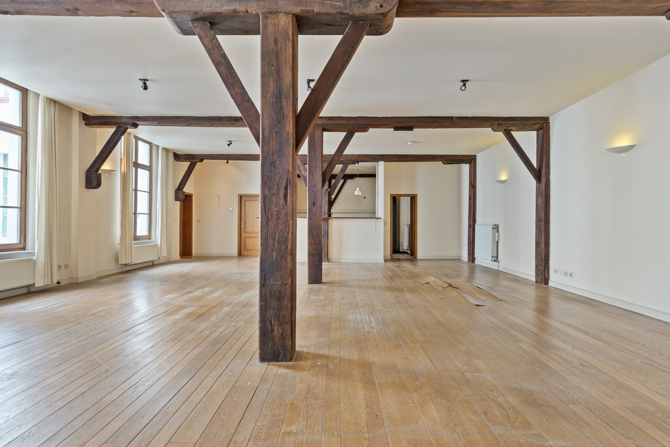 Authentiek appartement van 215m² in het historisch centrum. - foto 4