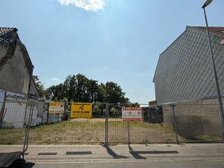 Mooie, nieuwbouwwoning met 3 à 5 SLAAPKAMERS, ZUIDGERICHTE TUIN en parkeerplaats te Bekegem! Tot. grondopp. 270m2. Deze tijdloze &...