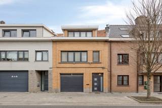 Bent u op zoek naar een gezellige en instapklare woning met een leuke tuin op een rustige, maar vlot bereikbare ligging? Dan is deze woning in...