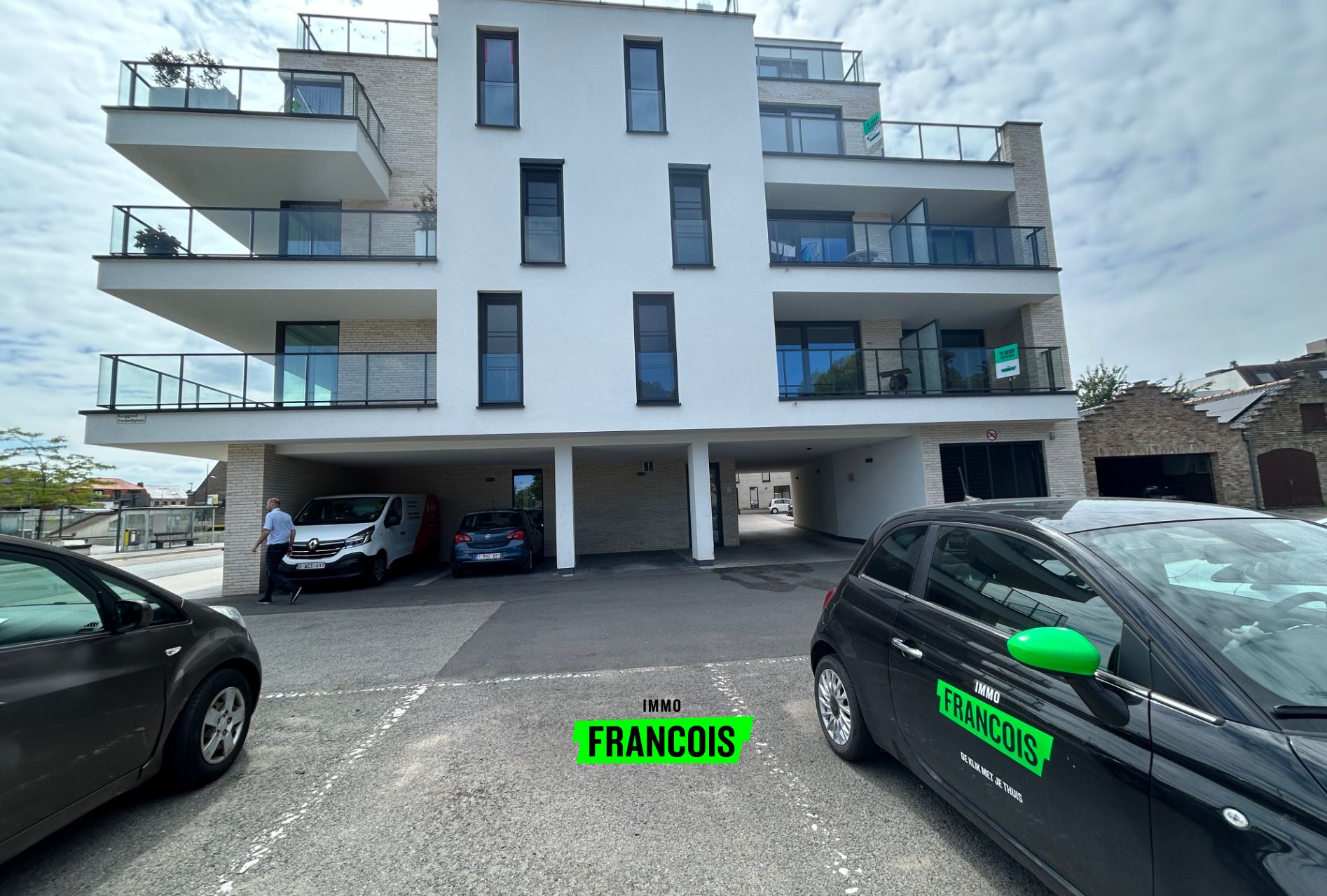 Ruim appartement met groot terras in centrum Diksmuide te koop - foto 2