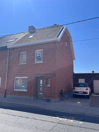 Volledig gerenoveerde ruime gezinswoning met tuin en garage met uitweg achteraan.<br />Met 3 slaapkamers, met centrale verwarming op aardgas.<br />Achteraan is een nieuwe uitbouw met de keuken en de badkamer, de wasplaats, de berging en het toilet.<br />Er zijn overal PVC ramen met dubbel glas, met vliegenramen en rolluiken.<br />In de garage zit een automatische sectionale poort.<br />De volledige woning wordt net voor aanvang huur opnieuw geschilderd en zal dus volledig opnieuw fris en netjes staan.<br />De vorige huurders laten de gordijnen en verlichting hangen.<br />Kortom, deze woning is instapklaar en zeker uw bezoekje waard !