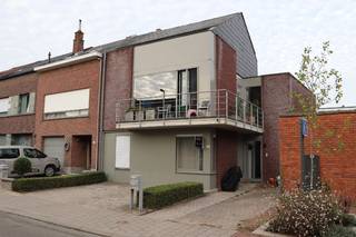 Zeer gunstig gelegen <em><strong>gelijkvloersappartement</strong></em>  in een straat zonder doorgaand verkeer!  Dit appartement bevindt zich <strong><em>op wandelafstand van het centrum</em></strong> met enkele scholen, supermarkt Jumbo en het openbaar vervoer.  Het eigendom is tevens makkelijk bereikbaar nabij de oprit E19 Antwerpen-Brussel.  Het ligt nabij het jaagpad langsheen de Nete en het park van Rumst, ideaal voor wandel- en fietsliefhebbers.  <br /><br />Dit pand bevindt zich in een kleinschalig gebouw bestaande uit 2 appartementen.  Er is geen syndicus en er zijn ook geen gemeenschappelijke kosten. Het bouwjaar is 2007, het gebouw is volledig asbestvrij.  De keuring van de elektriciteit is <strong><em>conform</em></strong> en het EPC heeft een zeer goed score: <strong><em>Label B</em></strong>!  Het is ingedeeld in: een inkomhall met ruimte voor vestiaire, een woonkamer, een open ingerichte keuken, een berging, een apart toilet, een ingerichte badkamer en 2 slaapkamers.  Er is parkeergelegenheid op de privatieve <em><strong>autostaanplaats</strong></em> voorzien voor 1 wagen.  Verder beschikt dit eigendom nog over een ruim <strong><em>terras</em></strong> aangelegd met beplantingen en een tuinhuis. <br /><br />Dit appartement werd steeds zeer goed onderhouden en is volledig <strong><em>instapklaar</em></strong>!  <br /><br /> 