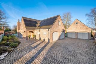 <p><span>In deze unieke villa, gebouwd in 1990, komen rust, ruimte en karakter perfect samen. De woning ligt op een riant perceel van maar liefst </span><span>6.142 m²</span><span>, waardoor je volop privacy hebt en kunt genieten van de prachtige, groene omgeving. </span></p><p><span>Met een bewoonbare oppervlakte van </span><span>270 m²</span><span> is er aan ruimte geen gebrek. De villa beschikt over een ruime inkomhal met vestiaire en een apart toilet, die leidt naar een sfeervolle leefruimte. Hier vind je een gezellige zit- en eetplaats, ideaal voor zowel dagelijkse maaltijden als etentjes met vrienden en familie. De zeer ruime, geïnstalleerde keuken is een droom voor elke thuiskok, compleet met een gezellige veranda die uitkijkt op de weelderige tuin. </span></p><p><span>De woning biedt momenteel drie ruime slaapkamers, maar er is de mogelijkheid om een vierde slaapkamer te creëren. Daarnaast zijn er twee badkamers en een zolder die tal van mogelijkheden biedt, van extra opslagruimte tot een hobbykamer. </span></p><p><span>Praktische voorzieningen maken het plaatje compleet: een handige wasplaats, een wijnkelder voor de liefhebbers en twee dubbele garages. Bovendien zorgen de </span><span>18 zonnepanelen</span><span> voor een duurzame en energiezuinige woning. </span></p><p><span>Dit is de perfecte plek voor wie op zoek is naar een prachtige villa met veel ruimte en een authentieke sfeer, en dat alles op een fantastische locatie. </span></p><p><span> </span></p><p><span>Voor meer informatie en/of een bezoek, contacteert u Didier van Immo Zone op het nummer 0476/ 73. 17. 99.</span></p><p><span> </span></p>