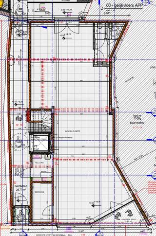<p>Op het Dorpsplein te Evergem is zonet nieuwbouwresidentie 'Oscar' opgetrokken en afgewerkt.</p><p>Een stijlvol gebouw bestaande uit 1 handelsruimte en 3 appartementen plus bijhorende parkeergelegenheid.</p><p>Unieke zichtbaarheid en commerciële uitstraling dankzij de topligging op het Dorpsplein zelf alsook de uitstraling van het gebouw.</p><p></p><p>Aanbieding betreft de handelsruimte op het gelijkvloers met een nuttige oppervlakte van 115m².</p><p>Momenteel multifunctioneel ingericht als 1 open ruimte met afzonderlijke berging en sanitaire ruimte.</p><p>Indeling kan dus nog op maat van de huurder worden bekeken.</p><p>Belangrijk : het gebouw is rolstoeltoegankelijk!</p><p>Leuk accent is het overdekte terras aan de inkom.</p><p></p><p>Talloze toepassingen mogelijk : kantoorruimte, winkel, vrije beroep, co-working space, ...</p><p>(Geen nachtwinkel en/of horeca toegestaan)</p><p>Samen met de handelsruimte worden ook een garage (€100/mnd) en bergruimte verhuurd (€80/mnd).</p><p>Bijhuren extra staanplaatsen/garages bespreekbaar.</p><p>Op het Dorpsplein zelf is een ruime publieke parking voorzien met parkeerkaart.</p><p>Parking Bilbliotheek is vlakbij en biedt gratis parkeren.</p><p></p><p>Geschikt voor uw professionele noden?</p><p>Bel Bert De Vos om ter plaatse bezoek te regelen : 0477 80 75 80.</p><p>U kan hiervoor ook steeds mailen naar verhuur@vastgoeddevos.be</p>