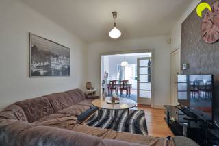 <p><span>Goed gelegen eigendom in Hoboken, rechtover het park en zeer dichtbij het centrum van Hoboken.</span></p><p><span>Deze 3 appartementen in Hoboken presenteren zich als een interessante investeringsmogelijkheid met diverse ruimten en mogelijkheden. </span></p><p><span>We betreden het eigendom via de inkomhal, op de begane grond bevinden zich een woonkamer, keuken en badkamer, één slaapkamer en een stadstuintje. </span></p><p><span>Op de eerste verdieping bevindt zich een leefruimte, aparte keuken, één slaapkamer en een badkamer met apart toilet.</span></p><p><span>Ook de tweede verdieping heeft dezelfde indeling; een woonkamer met aparte keuken, één slaapkamer en een badkamer met apart toilet . </span></p><p><span>De locatie in Hoboken biedt een goede bereikbaarheid en ligt dicht bij scholen, winkels en openbaar vervoer.</span></p><p><span> </span></p><p><span>Graag som ik de troeven van deze woning voor u op:</span></p><p><span>- interessente investering</span></p><p><span>- dichtbij het centrum en parken</span></p><p><span>- gezellige tuin en voortuintje </span></p><p><span> </span></p><p><span>EPC 347 kWh/m² jaar-label D</span></p><p><span>EPC 263kWh/m² jaar-label C</span></p><p><span>EPC 593 kWh/m² jaar-label F (renovatieverplichting binnen zes jaar)</span></p><p><span> </span></p><p><span>P-score (perceelscore): A</span></p><p><span>G-score (gebouwscore): A</span></p><p><span> </span></p><p><span>Voor een bezoek ter plaatse kan u ons contacteren op het nummer 03 449 42 41 of mail ons via hallo@habicom.be.</span></p><p><span>Benieuwd naar de waarde van jouw woning? Check het gratis op <span>www.watismijnhuiswaard.be</span></span></p><p><span> </span></p>