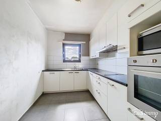Ontdek dit appartement op de gelijkvloerse verdieping van een kleinschalig gebouw in een rustige straat. <br />Via de inkom, voorzien van berging en privé toilet komen we bij de ruime en lichtrijke woonkamer (ca 40m²) met aansluitend een gesloten keuken voorzien van oven, vuur, lavabo &amp; koelkast met vriezer. <br />Aan de achterzijde van het appartement vinden we aansluitend 2 slaapkamers (ca 10&amp;16m² waarvan één toegang tot de ruime tuin met terras )en badkamer met bad/douchecombinatie. Tenslotte is er een aparte bergruimte in de kelder met aparte digitale meters.<br />Achteraan het perceel mogelijkheid tot aankoop garagebox (€25 000).