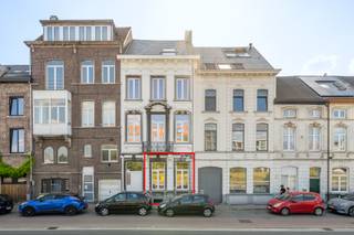 <p>Aan Dok-Zuid 10/11/12 te Gent bieden wij dit stijlvolle gelijkvloers appartement aan, gelegen in een majestueuze herenwoning die in 2025 een complete totaalrenovatie onderging. Hier geniet u van de perfecte synergie tussen de grandeur van een authentiek pand en het nieuwbouwcomfort van vandaag. Ideaal voor eigen bewoning of als waardevaste investering.</p><p><strong>Indeling & Sfeer</strong></p><ul><li><p><strong>Inkomhal & Grandeur:</strong> Binnenkomen doet u via de imposante gemeenschappelijke inkomhal die meteen de klasse en sfeer van weleer uitstraalt.</p></li><li><p><strong>Leefruimte & Keuken:</strong> Een royale, lichtrijke leefruimte voorzien van een strakke, moderne leefkeuken. Dankzij de uitzonderlijke plafondhoogtes en grote raampartijen ervaart u een heerlijk ruimtelijk gevoel.</p></li><li><p><strong>Slaapgedeelte:</strong> Sfeervolle slaapkamer met een praktisch ingerichte aparte dressing.</p></li><li><p><strong>Buitenruimte:</strong> De leefruimte sluit naadloos aan op een rustgevende, private stadstuin — een absolute zeldzaamheid en meerwaarde in de stad.</p></li></ul><p><strong>Toplocatie aan de Oude Dokken</strong> Gelegen aan de kades van Dok-Zuid geniet u direct voor de deur van de dynamiek van de vernieuwde Oude Dokken en een vrij zicht op het water. Op wandelafstand van het historische stadscentrum en het station Gent-Dampoort, met een uiterst vlotte bereikbaarheid richting de belangrijkste invalswegen (R4/E17/E40).</p><p><strong>Technische specificaties</strong></p><ul><li><p><strong>Staat:</strong> Volledig vernieuwd in 2025 (eerste bewoning na renovatie)</p></li><li><p><strong>Verwarming:</strong> Individuele HR-ketel met radiatoren</p></li><li><p><strong>Energie & Conformiteit:</strong> Zorgvuldig geïsoleerd, conforme elektriciteit en een gunstig EPC (B)</p></li></ul><p><strong>Interesse in een bezoek?</strong></p><p>Laat u betoveren door de ruimte en de klasse van dit unieke gelijkvloers appartement. Neem contact op met <strong>Ellen via 0475.400.770</strong> of <strong>ellen@altro-vastgoed.be</strong> voor een privébezoek of het opvragen van het volledige dossier.</p>