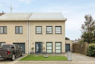 Deze gezellige woning geniet van een rustige ligging en beschikt over een praktische indeling. Via de inkomhal met gastentoilet en vestiaire...
