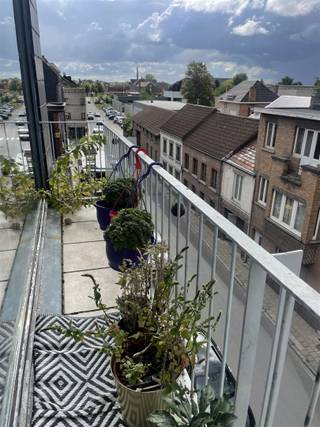 Centraal gelegen appartement, tussen station, Stayen en de Grote Markt in, met 3 slaapkamers en een terrasje vooraan en achteraan. Er is een...