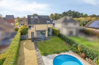 Maison individuelle prête à emménager sur un terrain de 747 m², avec jardin paysager avec piscine, abri de jardin et terrasse couverte. La maison bénéficie de beaucoup de lumière naturelle grâce aux grandes fenêtres qui donnent sur le jardin.La propriété comprend :- entrée- toilettes pour invités- espace de bureau- salon sur 2 niveaux - cuisine entièrement équipée- rangement- 2 garages intérieurs- 4 chambres- salle de bain meublée avec baignoire, douche, toilettes, meuble vasque- le sous-sol de 160 m² offre un espace pour installer la piscine, le débarras, l'espace de détente ou de travail.La maison dispose de panneaux solaires, d'une chaudière solaire, de la climatisation et d'une installation électrique conforme.La piscine est située dans le jardin clos et à l'arrière de la parcelle se trouve une maison de jardin avec une terrasse couverte.