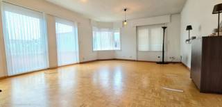 Aalter: dit ruim appartement (111 m2!) is gelegen nabij het centrum maar biedt toch een soepele aansluiting op alle hoofdwegen. (N44- E40). Het beschikt over: inkomhal, grote lichtrijke living, recente keuken, badkamer en 2 goed bemeten slaapkamers. Op kelderniveau berging en afgesloten garage. Het appartement is op heden verhuurd aan 700 euro (nog niet geïndexeerd, potentieel dus hoger). Het appartement is dus geschikt voor eigen bewoning (opzeg 6 maanden) of als investeringspand. EPC-label C, dus geen verbouwingsverplichting. Asbestvrij. Mogelijk tot bijkopen extra staanplaats aan 15.000 euro. Wenst u een bezoek? Bel 050/70 70 00 of 0475 812 810.