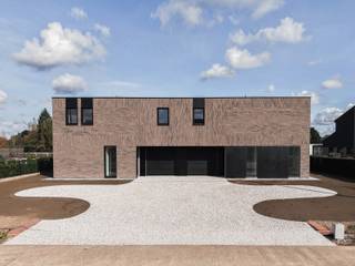 Meer info? info@homixx.be of 016/84.96.84<br /><br />Op een uitstekende ligging nabij het centrum van Begijnendijk verrijst deze energiezuinige halfopen nieuwbouwwoning met hoogwaardige afwerking, moderne architectuur en uitzonderlijk wooncomfort.<br /><br />Deze woning werd gebouwd volgens de passiefhuisprincipes en behaalt een E-peil rond 0. Dankzij warmtepomp, zonnepanelen, vloerverwarming, ventilatiesysteem D en driedubbele beglazing geniet je van lage energiekosten en maximaal comfort.<br /><br />Indeling:<br /><br />Ruime inkomhal met gastentoilet, bureau, inpandige garage, praktische berging en een lichtrijke leefruimte met open keuken en zicht op de tuin.<br /><br />Op de verdieping bevinden zich 3 slaapkamers, waaronder een master bedroom met dressing, een stijlvolle badkamer met vrijstaand bad, inloopdouche en dubbel lavabomeubel, apart toilet en technische berging.<br /><br />Troeven:<br /><br />Bewoonbare oppervlakte ca. 204 m²<br />3 slaapkamers + dressing<br />Bureau / thuiswerkruimte<br />Inpandige garage<br />Aangelegde tuin met zicht op natuurgebied en bos <br />Terras en oprit inbegrepen<br />Warmtepomp + vloerverwarming + koeling<br />14 zonnepanelen (6.370 Wp)<br />Ventilatiesysteem D<br />Driedubbele beglazing<br />Maatkeuken met eiland en Bosch-toestellen<br />Luxueuze badkamer<br />Centrale ligging nabij winkels, scholen en E314<br /><br />Prijs- en kostenstructuur:<br /><br />Verkoopprijs exclusief kosten: € 545.000<br /><br />Grondaandeel: € 200.000 + 12% registratierechten<br />Constructieaandeel: € 345.000 + 21% btw<br /><br />Notaris-, akte-, aansluitings- en nutskosten niet inbegrepen.