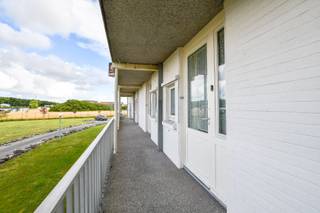 Welkom in residentie Orchidee - park Atlantis, gelegen in het charmante en rustige Vosseslag in De Haan. Dit instapklare éénslaapkamerappartement op de 1ste verdieping vormt de perfecte uitvalsbasis aan de Belgische kust, ideaal als tweede verblijf of investering. <br /><br />Het appartement beschikt over een lichtrijke leefruimte met open keuken, waar je dankzij de grote raampartijen en deur naar het terras geniet van veel natuurlijk licht. De keuken is praktisch ingericht en voorzien van de nodige toestellen, waaronder een koelkast, kookplaat, oven en dampkap. Aansluitend vind je het gezellige terras met kunstgras en balustrade, een fijne plek om buiten te genieten.<br /><br />De slaapkamer is ruim genoeg voor een dubbel bed en beschikt over ingebouwde kasten, wat het opbergen makkelijk maakt. De badkamer is compact maar functioneel, met instapdouche, lavabo, toilet en een kantelraam voor natuurlijke verluchting. Overal werd gekozen voor onderhoudsvriendelijke tegelvloeren en directe elektrische verwarming, wat het appartement eenvoudig in gebruik maakt. Daarnaast beschikt het appartement over een een afzonderlijke berging.<br /><br />Het domein rondom residentie Orchidee is mooi en verzorgd aangelegd met veel groen, 2 tennisvelden, voetbalveld, volleybalterrein, petanquevelden en een speelpleintje. Een heerlijke omgeving waar gezinnen volop kunnen genieten. Verder is er op het domein een gratis parking voorzien.<br /><br />Kortom, dit appartement biedt een mooie mix van comfort, ligging en eenvoud, vlak bij zee en natuur. Interesse? Laat je verrassen door de charme van residentie Orchidee en maak snel een afspraak voor een bezoek.<br /><br />EPC: 351 kWh/m² jaar - geen domicilie mogelijk