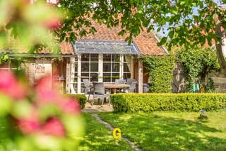 Deze uitzonderlijk mooie gerestaureerde vakwerkwoning is gelegen op een royaal perceel van 13a 79ca, langs de Beisstraat te Alt-Hoeselt. <br /><br /><br />LOCATIE en OMGEVING<br /><br />Alt-Hoeselt is een landelijke deelgemeente van Bilzen-Hoeselt, waar het rustig en aangenaam om wonen is in een gemoedelijke dorpse sfeer. Hier wordt het straatbeeld gekenmerkt door meerdere knap gerestaureerde erfgoedhoeves, omgeven door uitgestrekte velden en tal van wandel- en fietswegjes, typerend voor deze geliefde omgeving. <br /><br />Het perceel - met omzeggens de volledige Beisstraat - heeft volgens het gewestplan de bestemming agrarische gebieden gekregen. Hier zal het bijzonder mooi om wonen zijn, in een rustige serene omgeving. De rust en de prachtige uitzichten, die deze bijzonder mooie woning perfect tot haar recht laten komen, zullen hier voor de koper bewaard blijven.<br /><br />Tegelijkertijd komt men al na enkele minuutjes rijden in het centrum van Hoeselt, een bloeiende gemeente, die de laatste jaren volop inzet op ontwikkeling en vernieuwing. In dit centrum – waar volop gewerkt wordt aan vernieuwing en vergroening van het dorpsplein, vindt men alles wat men nodig heeft, zoals enkele bakkers, de slager, gezellige eetzaakjes, dokters, apothekers en meerdere supermarkten. Op een viertal kilometer treft men het centrum van Bilzen. Met de op- en afrit van de E313 op een viertal kilometer zijn omliggende steden vlot bereikbaar. Maastricht ligt op een kleine 20 kilometer of een twintigtal minuutjes rijden. <br /><br /><br />DE WONING<br /><br />Eind 19de eeuw werd de woning opgericht in vakwerktechniek. Met het oog op het behoud van de hoge architecturale en culturele waarde is dit goed door de gemeente opgenomen op de inventaris van bouwkundig erfgoed, zonder dat dit verder noemenswaardige beperkingen inhoudt voor de koper die de schoonheid van dit eigendom kan waarderen. Omstreeks 2003 werd een stedenbouwkundige vergunning afgeleverd voor de heropbouw. <br /><br />In de periode van 2003 tot 2009 werd dit bouwwerk onderworpen aan een grondige vakkundige restauratie. De woning werd volledig heropgericht met gebruik van hedendaagse technieken en de betere materialen, vertrekkend van de fundering met nieuwe vloeropbouw tot de heropbouw van de binnen- en buitenmuren met geïsoleerde spouw, tussenwelfsels, technieken,.. tot en met het dak. <br /><br />De afwerking werd consistent, hoogwaardig en in detail uitgevoerd, met zoveel als mogelijk hergebruik van authentieke materialen. Traditionele technieken werden zorgvuldig toegepast door gespecialiseerde vakmensen, onder meer voor de opvulling van de houten structuren met gevlochten wilgentenen en leemwerk. <br /><br />De koper zal hier een subliem en eervol gerestaureerde woning aantreffen, met eenzelfde comfort en woonkwaliteit als dat van een kwalitatieve moderne woning. <br />Een bijzonder mooi resultaat dat zeker gezien moet worden.. <br /><br />INDELING/OMSCHRIJVING<br /><br />GELIJKLOERS<br />-Inkomhal met trap en gastentoilet<br />-Licht- en luchtrijke leefruimte met hoge vide en vleugelraam met zicht op en toegang tot het terras en tuin<br />-Aparte keuken met hoogwaardig NOBEL kookvuur met oven - zeer passend in deze stijl - vaatwasser, spoelbak.<br />-Handige ingerichte bijkeuken met toegang tot de gewelfde kelder<br />-Gelijkvloerse slaapkamer met zolderkamer handig voor dressing<br />-Ensuite badkamer met douche en toilet<br />-Schuur gelegen aan de straatzijde, met de mogelijkheid voor inrichting van bijvoorbeeld een praktijkruimte voor uitbating van een B&amp;B of een vrij beroep, handig toegankelijk via een grote dubbele poort in de inrit, zonder dat men de privé-woonst dient te betreden. Dit kan een perfecte ruimte worden voor ontvangst van cliënteel in de ideale sfeer, met een stijlvolle uitstraling. <br /><br />VERDIEPING<br />-Slaapkamer twee en drie, elk met een eigen badkamer<br />-Ruimte voor inrichting van slaapkamer vier, met al aangelegde sanitaire voorzieningen en toilet<br />-Ruimte op heden ingericht als bureel<br />Buitenomgeving<br />-Heerlijk terras aansluitend op de leefruimtes<br />-Uitgestrekte tuin gericht op het zuidwesten, met achteraan zicht op de achterliggende velden, een heerlijke plek die perfect aansluit op de woning<br /><br /><br />Enkele (technische) kenmerken voor u samengevat:<br />-EPC: 212 kWh/M² pj - label C<br />-CV met vloer- en wandverwarming op de gelijkvloerse verdieping, radiatoren op de bovenverdieping<br />-Hoogrendementsketel op aardgas - BUDERUS<br />-Vloer-, muur en dakisolatie<br />-Volledig heraangelegde elektrische installatie met bijhorende attest<br />-3 badkamers, drie a vier slaapkamers<br /><br /><br />Dit unieke zeldzame eigendom kan een interessant aanbod zijn voor <br />-Gezinnen die graag exclusief, uitzonderlijk mooi willen wonen, met een voorliefde voor deze uitgesproken stijl<br />-Zonder te moeten inboeten aan woonkwaliteit, duurzaamheid en energiezuinigheid<br />-In een bijna idylische geliefde omgeving, perfect aanvullend op de stijl van dit landgoed<br />-Zonder te moeten inboeten aan bereikbaarheid, centraal gelegen met een vlotte toegang tot alle faciliteiten die een mooie (deel)gemeente als Hoeselt te bieden heeft<br />-Mensen die willen wonen en werken op eenzelfde adres met mogelijkheden voor uitbating van een vrij beroep of praktijk in de nog af te werken voorbij, volledig in te richten volgens eigen noden en wensen<br />-Mensen die op zoek zijn naar een woning met mogelijkheden tot inrichting van een bijkomende ruimte voor uitbating van een B&amp;B, in een omgeving die gegeerd is door wandelaars, fietsers en natuurliefhebbers<br />-…<br /><br />Bekijk zeker ook het filmpje<br />https://www.instagram.com/p/DYCjXfSKRaN/<br />https://www.facebook.com/reel/1292295906208112