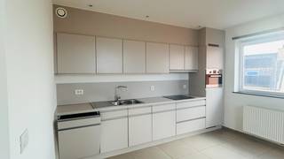 Dit leuke één slaapkamer appartement bestaat uit: ruime leefruimte met open keuken (met vaatwasmachine, fornuis en oven), apart toilet,...