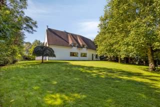 <p><strong>Villa classique d’exception avec caractère et jardin idyllique</strong></p><p>Située dans un environnement résidentiel verdoyant à proximité du centre, cette élégante villa classique offre une combinaison unique de caractère, d’espace et de tranquillité. La propriété s’étend sur un magnifique terrain d’environ <strong>22 ares</strong>, agrémenté d’un jardin mature et pittoresque offrant une belle intimité.</p><p>Avec environ <strong>335 m² habitables</strong>, la villa propose de généreux espaces de vie. L’imposant hall d’entrée mène au séjour en L, baigné de lumière grâce aux grandes baies vitrées et donnant accès à la charmante véranda. La cuisine bénéficie d’un accès direct au jardin et un bureau indépendant complète le rez-de-chaussée.</p><p>À l’étage se trouvent <strong>quatre chambres particulièrement spacieuses</strong> et <strong>deux salles de bains</strong>. La configuration généreuse rend également la propriété <strong>particulièrement adaptée à l’exercice d’une profession libérale</strong>. Une cave et un grenier offrent de nombreuses possibilités de rangement.</p><p>Un double garage et plusieurs emplacements de parking complètent ce bien.</p><p>Une résidence de caractère alliant <strong>grandeur, intimité, verdure et polyvalence</strong>, à proximité du centre.</p><p>📅 <strong>NE MANQUEZ PAS CE BIEN !</strong> Inscrivez-vous à notre <strong>journée de visite le vendredi 2 octobre</strong>.</p><p>✍️ Inscription via le bouton ci-dessous<br />ℹ️ tom.hendrickx@living-stone.be<br />📞 +32 487 89 66 32</p>