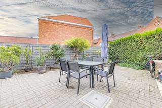 Situation<br /><br />Cette maison est située dans un quartier calme, à proximité de l'hôpital universitaire de Gand.<br />Cette situation centrale vous offre de nombreux avantages : écoles, magasins, restaurants, possibilités de loisirs, etc.<br />Que ce soit en voiture ou en transports en commun, vous bénéficiez d'une liaison facile vers la ville ou les principales voies d'accès, ce qui vous permet de vous rendre rapidement à Gand et d'en sortir.<br />Le centre-ville animé de Gand est accessible à vélo.<br />En bref, cette maison bénéficie d'un emplacement idéal.<br /><br />Maison<br /><br />Vous entrez dans la maison par le hall d'entrée, puis vous accédez au salon avec salle à manger et salon. Derrière, vous trouverez la cuisine et la salle de bains.<br />La cuisine donne également accès à l'espace extérieur.<br />Le garage spacieux est un atout non négligeable.<br />À l'étage, vous trouverez 3 chambres.<br /><br />Quelques travaux de rénovation permettront de mettre cette maison aux normes actuelles et de profiter d'un confort moderne. Vous pourrez ainsi y apporter votre touche personnelle et en faire un foyer chaleureux.<br /><br />ATOUTS :<br />- garage<br />- emplacement central<br />- proche de l'UZ<br />- espace extérieur<br /><br />Si vous recherchez une maison située au centre, proche de l'UZ, avec un espace extérieur et un garage, cette maison est faite pour vous !<br /><br />Contactez Fanny au 0472 01 51 51 pour plus d'informations.