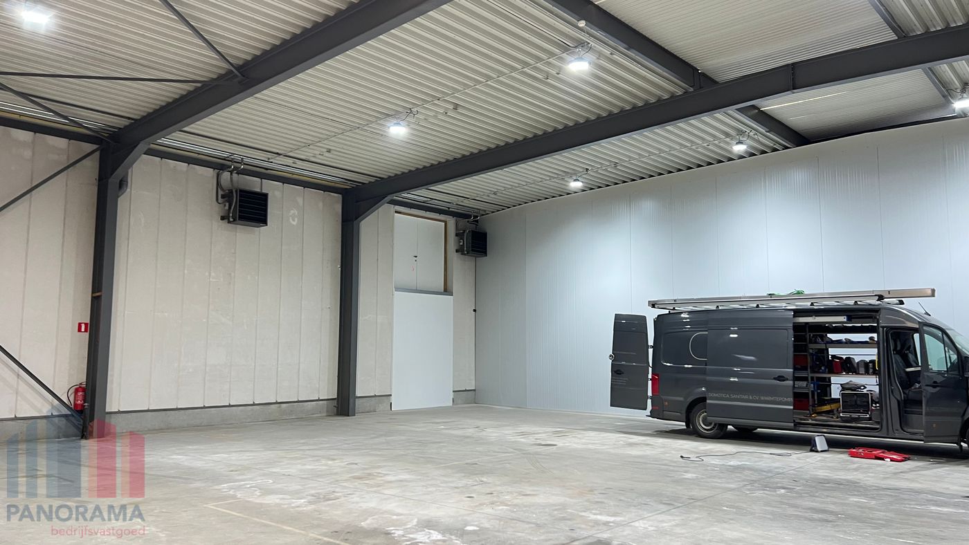 2.000 m² bedrijfsgebouw met magazijn, showroom, kantoren en ruim buitenterrein te huur - foto 4