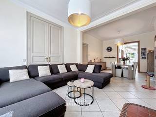 In hartje Lint vind je deze karaktervolle herenwoning, waar charme en ruimte centraal staan. De statige gevel met het bouwjaar 1911 verraadt...