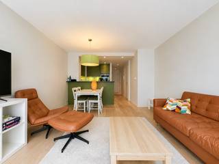 Dit lichtrijke appartement is perfect gelegen nabij de Lippenslaan en op wandelafstand van het strand van Knokke. <br /><br />De ruime leefruimte met open keuken geniet van veel natuurlijke lichtinval. Met twee volwaardige slaapkamers, waarvan één met <br />toegang tot het terras, biedt deze eigendom optimaal comfort. De stijlvolle douchekamer en praktische berging zorgen voor extra gemak. <br />Bovendien is er een fietsenberging in het gebouw.<br /><br /><span>Mogelijkheid tot aankoop van een autostaanplaats/garagebox in de nabije omgeving!<br /><br />Maatregelenregister in aanvraag.</span> <br /><br />Aarzel niet om ons te contacteren voor meer informatie: tel. : 050 62 44 14 of via knokke@immax.be