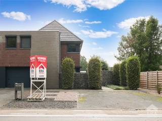 <p>Deze charmante energiezuinige woning is gebouwd in 2009 met enkel de beste materialen. Vanbinnen is de woning ruim opgezet en voorzien van alle gemakken, de woonkamer en 2 slaapkamers beschikken over airco. Schitterend EPC label A, 71 kWh.<br /><br />De woning is rustig gelegen, maar toch zijn alle winkels, scholen, supermarkten, openbaar vervoer,... vlot bereikbaar. Vanuit de woning zijn er diverse wandel - &amp; fietsroutes bereikbaar, langs het kanaal is het heerlijk wandelen.<br /><br /><u><strong>Enkele troeven:</strong></u></p>
<ul><li>3 slaapkamers</li><li>Dicht bij het centrum van Neerpelt</li><li>Zeer ruime woonkamer en open keuken</li><li>Instapklaar, bij de bouw enkel gebruik gemaakt van de beste materialen</li><li>Energiezuinig met een EPC-score van: 71 kWh/(m² jaar), label A</li></ul>
<u><strong>Indeling</strong>:</u>
<ul><li>Gelijkvloers: inkomhal, toilet, woonkamer, keuken, wasplaats, inpandige garage</li><li>1e verdieping: slaapkamer, slaapkamer, slaapkamer, badkamer, apart toilet, berging, zolder</li><li>Buiten: volledig omheind, tuinhuis, overdekt en zonnig terras</li></ul>