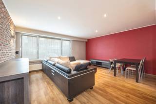 Instapklaar 2 slaapkamer appartement op de grens Edegem - Mortsel. Het appartement bevindt zich op het gelijkvloers. Winkels, scholen, openbaar vervoer en Fort 5 bevinden zich op wandelafstand.<br /><br /><strong>INDELING</strong><br />We betreden het appartement via de inkomhal (9m²), op laminaat. In deze inkomhal treffen we ook een gastentoilet (2m²), nis dat dienst doet als vestiaire en wasberging.<br />De leefruimte bevindt zich vooraan (25²) het appartement. De open keuken is uitgerust met inductievuur, dampkap en dubbele spoelbak.<br />De badkamer (5m²) beschikt over inloopdouche en enkele lavabo. De badkamer heeft ook een raampartij wat hier voor natuurlijke lichtinval zorgt.<br /><u>2 slaapkamers (15m² &amp; 8m²)</u>. Beiden op laminaat. Via één van deze twee slaapkamers krijgen we toegang tot het terras achteraan (3m²).<br /><br /><strong>BIJZONDERHEDEN</strong><br />Individuele kelderberging (6,5m²).<br />Aluminium schrijnwerk met dubbele beglazing.<br />Verwarming dmv condensatieketel op gas.<br />VK: €110/maand; Minuterie, onderhoud gemene delen, onderhoud lift, syndicus, kuis gemene delen, voorschot water<br />Mogelijkheid tot aankoop van een garagebox voor <strong>€25.000,-</strong><br /><br />Meer informatie: www.immopoint.be