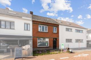 Vraagprijs: Elk bod wordt voorgelegd aan de eigenaar.<br /><br />Welkom in de Rijselstraat 137 te Torhout, waar ruimte en mogelijkheden centraal staan. Deze verrassend ruime woning bevindt zich op een gunstige locatie, op een boogscheut van het centrum en tal van dagelijkse voorzieningen. Met een bewoonbare oppervlakte van maar liefst 163 m², drie ruime slaapkamers, een vaste trap naar de zolder en een diepe tuin beschikt deze woning over heel wat troeven voor wie op zoek is naar een nieuwe thuis met potentieel.<br /><br />Bij het binnenkomen wordt u verwelkomd in een aangename leefruimte, bestaande uit een gezellige zithoek en een lichtrijke eetplaats. Aansluitend bevindt zich de keuken, die vandaag klaar is om opnieuw ingericht te worden volgens uw eigen smaak en wensen. Ook de badkamer bevindt zich op de gelijkvloerse verdieping.<br /><br />Op de eerste verdieping bevinden zich drie volwaardige slaapkamers, ideaal voor een gezin, thuiswerk of hobbyruimte. Een absolute meerwaarde is de vaste trap naar de ruime zolderverdieping. Deze extra oppervlakte biedt tal van mogelijkheden en kan perfect dienstdoen als bijkomende slaapkamer, hobbyruimte, bureau of praktische bergruimte.<br /><br />Ook buiten heeft deze woning heel wat te bieden. De diepe tuin met gunstige oriëntatie zorgt voor een aangename buitenruimte waar u in alle rust kunt genieten van zonnige dagen, een gezellige barbecue of gewoon van uw eigen stukje groen.<br /><br />De woning is onderhevig aan een renovatieverplichting, maar biedt hierdoor tegelijk de kans om de woning volledig naar eigen smaak en behoeften te moderniseren. Met enkele simpele ingrepen kan dit pand uitgroeien tot een energiezuinige en hedendaagse gezinswoning!<br /><br />Interesse? Contacteer ons snel voor een bezoek.<br /><br />