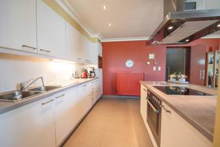 Goed gelegen, ruim appartement met parkeerplaats voor de deur.Gezellig appartement met grote living met moderne, open keuken met kookeiland, 2...