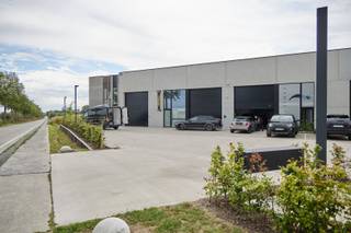 Op de hoek van de Koolskampstraat met de Meiboomstraat in Zwevezele (Wingene) realiseerde Danneels bedrijvenpark 'De Meiboom' bestaande uit 5 polyvalente units. Momenteel wordt unit 5 te huur aangeboden.  <br /><br />Deze nieuwbouw KMO- loods is 184 m² groot en alle gebruikelijke individuele voorzieningen (water, regenwater, 3-fasige elektriciteit, proximus- en telenetaansluiting, …) zijn aanwezig . De unit wordt voorzien van een automatische sectionaalpoort en een toegangsdeur met ruime glaspartij. Bij deze unit horen twee toegewezen parkeerplaatsen. Op de site zijn nog 6 publieke parkeerplaatsen. <br /><br />De maandelijkse huurprijs bedraagt € 895 (excl. btw en gemeenschappelijke lasten) per unit. Er wordt een huurovereenkomst afgesloten van onbepaalde duur.