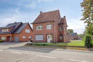 Deze gezinswoning met 3 slaapkamers biedt heel wat potentieel en is ideaal gelegen in Mol-Sluis. Alle voorzieningen zoals winkels, horeca, scholen en openbaar vervoer bevinden zich op wandelafstand. Dankzij de nabijgelegen Zuiderring (N71), N18 en N103 zijn zowel de woning als de omliggende gemeenten vlot bereikbaar.<br /><br />Indeling:<br />We betreden de woning via de inkomhal, die toegang geeft tot de lichtrijke woonkamer en de uitgeruste keuken. Aansluitend vinden we de badkamer met douche en lavabo, een berging/wasplaats en een apart toilet. Vanuit zowel de woonkamer als de keuken is de veranda bereikbaar, een gezellige plek om het hele jaar door te genieten.<br /><br />Op de eerste verdieping bevinden zich drie ruime slaapkamers en een tweede toilet. Via een luik is er bovendien toegang tot de handige zolder.<br /><br />Buitenruimte:<br />De zuidoostelijk georiënteerde tuin nodigt uit om volop van het buitenleven te genieten. Daarnaast is er een praktische garage én een tuinberging aanwezig.<br /><br />Troeven:<br />- Ruime woning met veel potentieel<br />- Handige berg- en opslagmogelijkheden<br />- Uitstekende ligging nabij voorzieningen en invalswegen<br /><br />Renovatieverplichting residentiële gebouwen van toepassing. Meer info: https://energiesparen.be/renovatieverplichting.<br /><br />Voor meer info of een bezoek contacteer ons via info@vastengoed.be of via 014/72 73 74.<br /><br />Wenst u een gratis schatting van uw eigendom? Contacteer ons via 014/72 73 74.