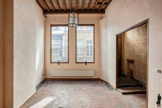 In de Wolstraat, midden in het historische hart van Antwerpen, bevindt zich deze authentieke en bijzonder karaktervolle woning uit 1850. Een...