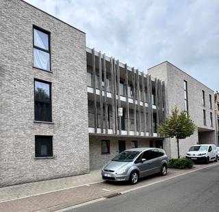 Dit appartement (A1.1) is gelegen op de 1ste verdieping in de Residentie Brouwershof te Westrozebeke (Staden) en bestaat uit: inkomhal - toilet - badkamer - leefruimte - keuken - berging - 2 slaapkamers - terras - garagebox (GB 105)<br /><br />Troeven van dit appartement: <br />- EPC-label A<br />- bewoonbare oppervlakte van 90 m²<br />- terras van 5,49 m²<br />- momenteel is het appartement met garagebox verhuurd aan 700 €/mnd<br /><br />Verkoop onder het stelsel van 21% BTW.
